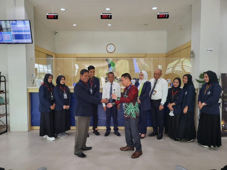 UMPalopo Lakukan Penarikan Mahasiswa di Bank SulSelBar Cabang Luwu Utara Setelah 3 Bulan Mengikuti Program Magang